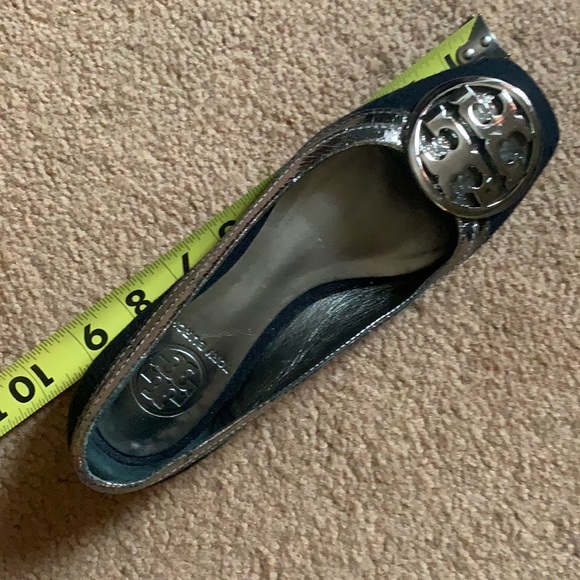 TORY BURCH 5.5 M SILVER LOGO BUCKLE FLATS SHOES - Picture 15 of 16